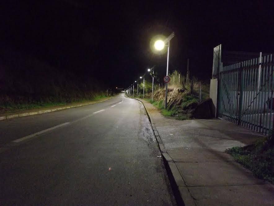 Vereda y camino iluminados de noche
