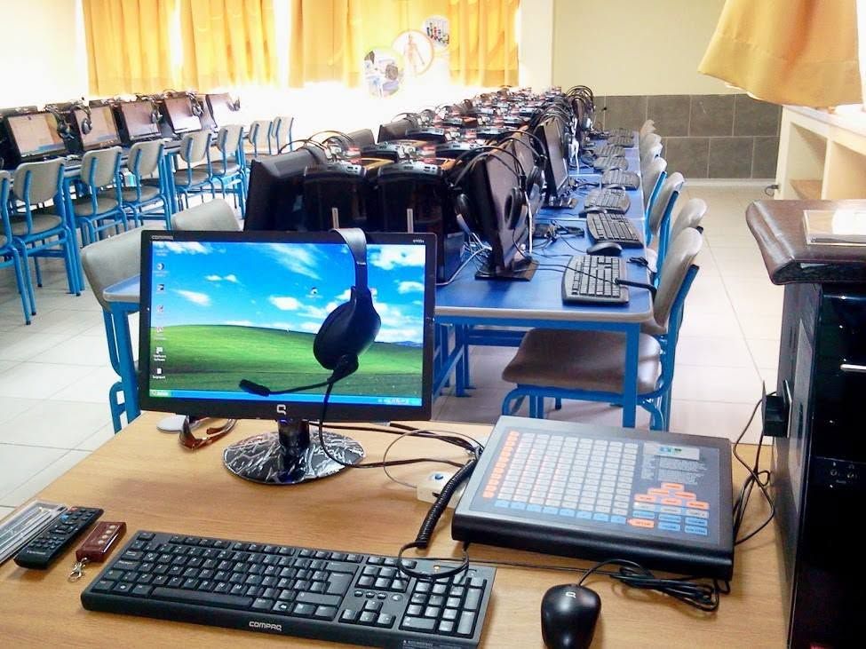 Escritorio docente con consola de control de audio y computador