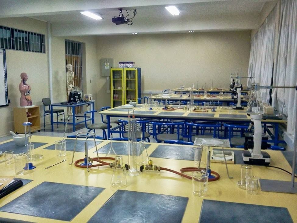 Laboratorio con torso anatómico, esqueleto y mesones de trabajo