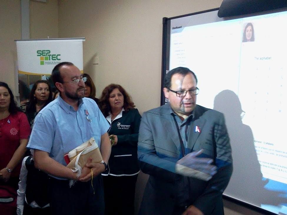 Presentación de una pizarra interactiva ante docentes, con pendón SEPTEC al fondo