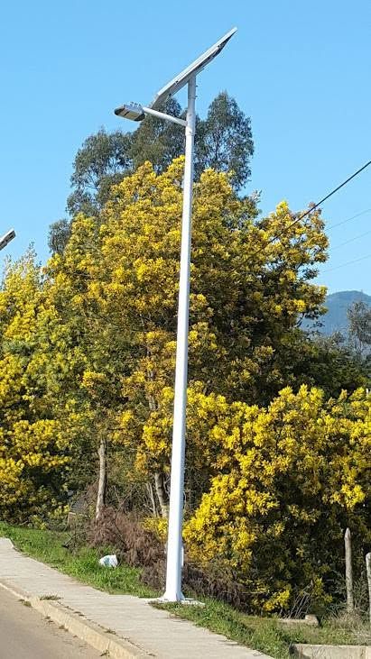 Poste blanco con panel solar y luminaria LED